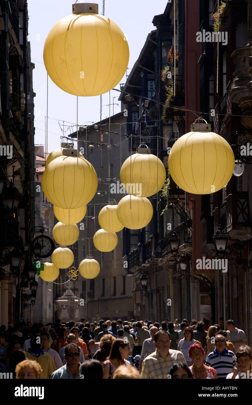 Große gelbe Kugel Laternen über Massen von Menschen bei Sonnenschein, Calle Bidebarrieta, Casco Viejo, Aste Nagusia Fiesta, Bilbao Stockfoto