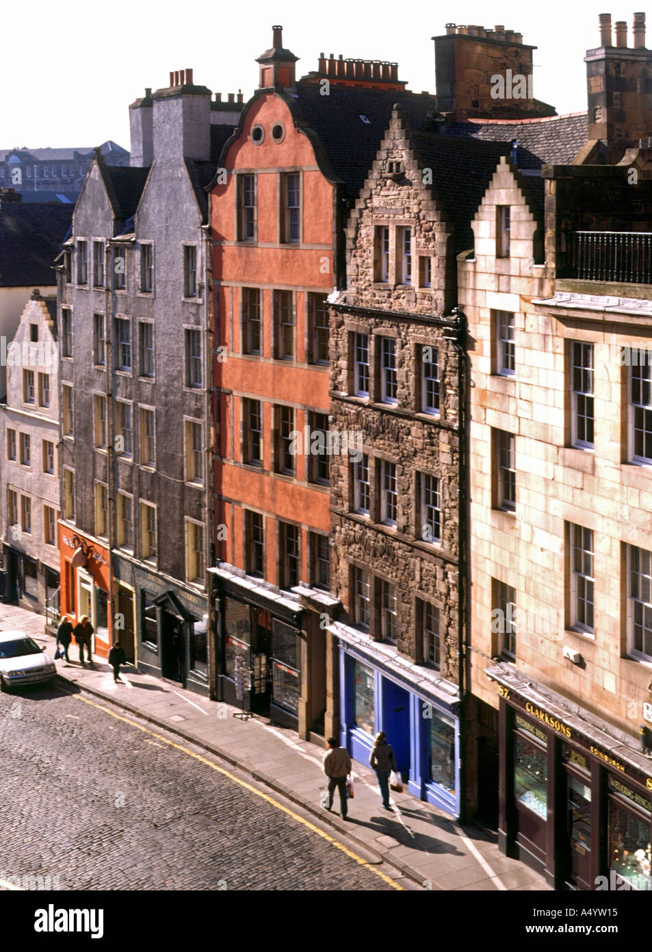dh Victoria Street GRASSMARKET EDINBURGH West Bow Gebäude Geschäfte Wohnungen Die Menschen pflasterten schottland in der Altstadt Stockfoto