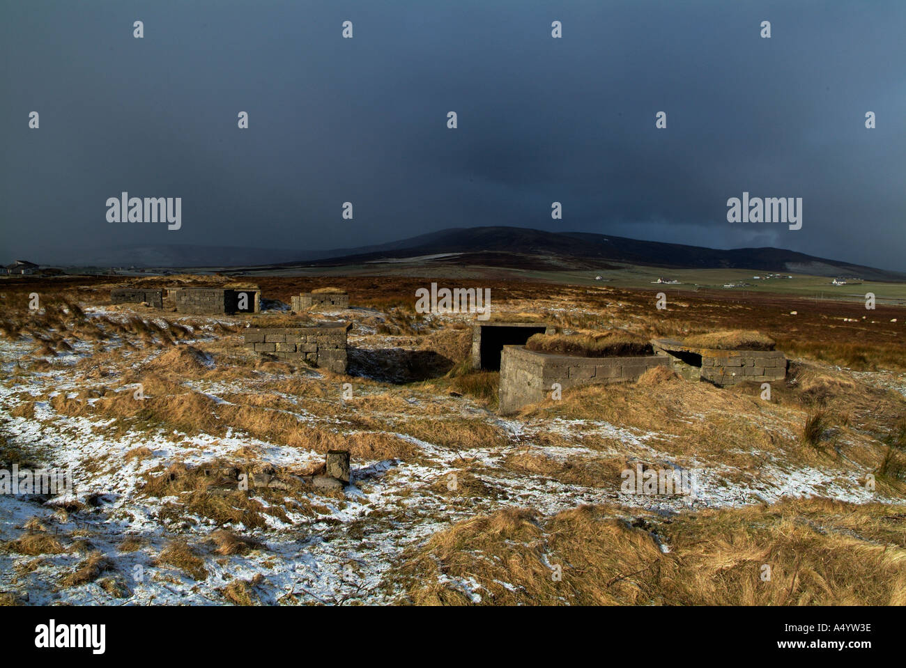 dh Veness Hill ORPHIR ORKNEY ruiniert verfallenen zweiten Weltkrieg Naval Gun Plätz Unterstände Stockfoto dh Veness Hill ORPHIR ORKNEY ruiniert verfallenen zweiten Weltkrieg Naval Gun Plätz Unterstände Stockfoto