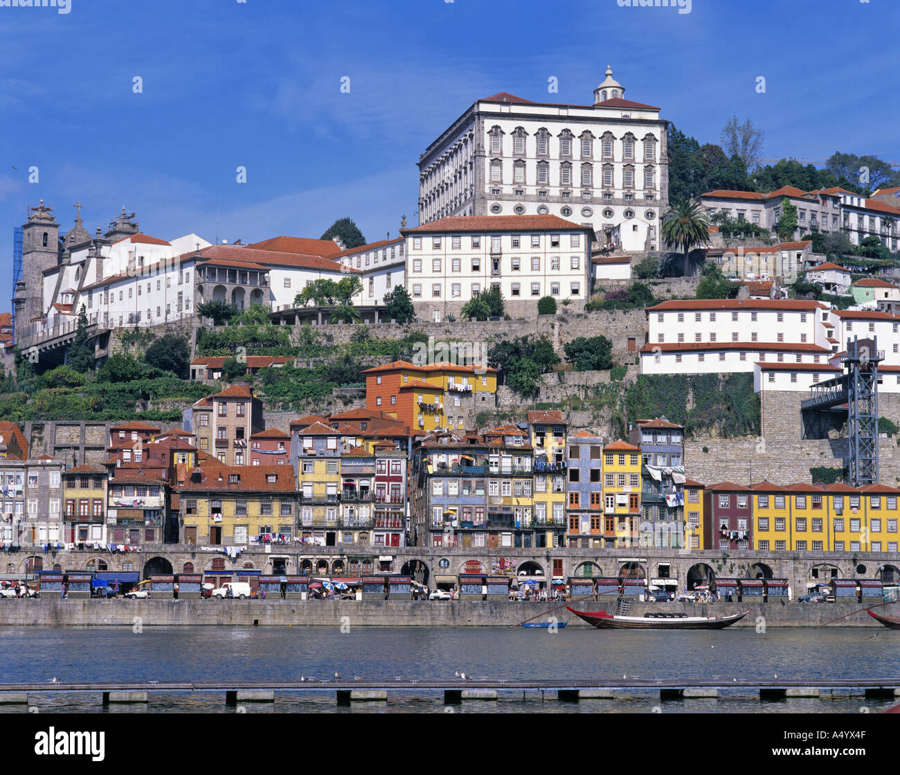 Blick auf Ribeira-Viertel und den Fluss Douro Porto Portugal Stockfoto