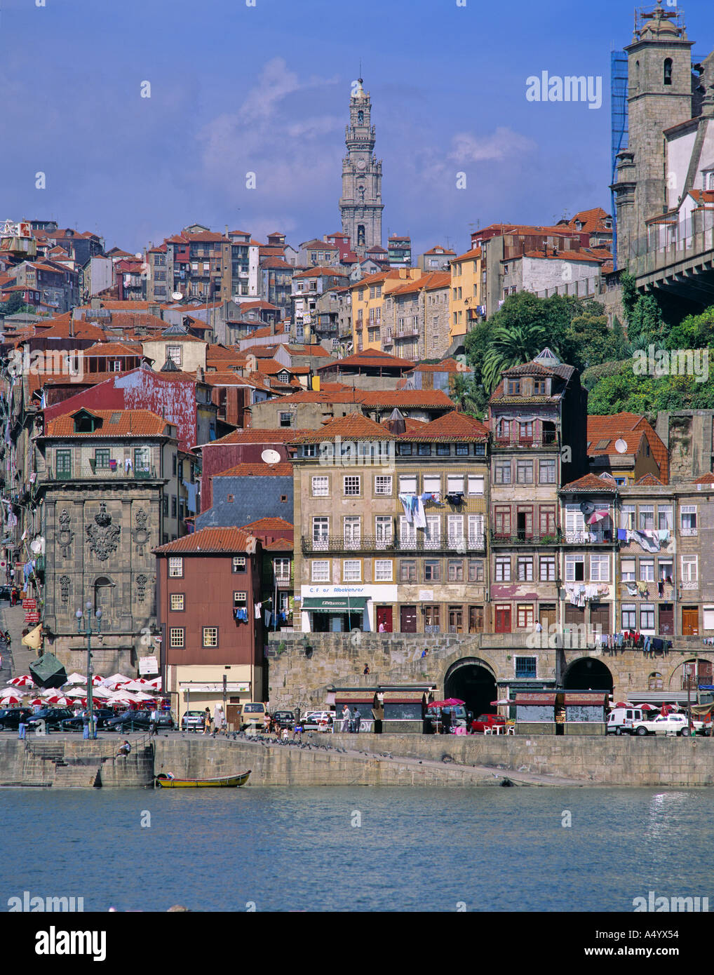 Blick auf Ribeira-Viertel und den Fluss Douro Porto Portugal Stockfoto