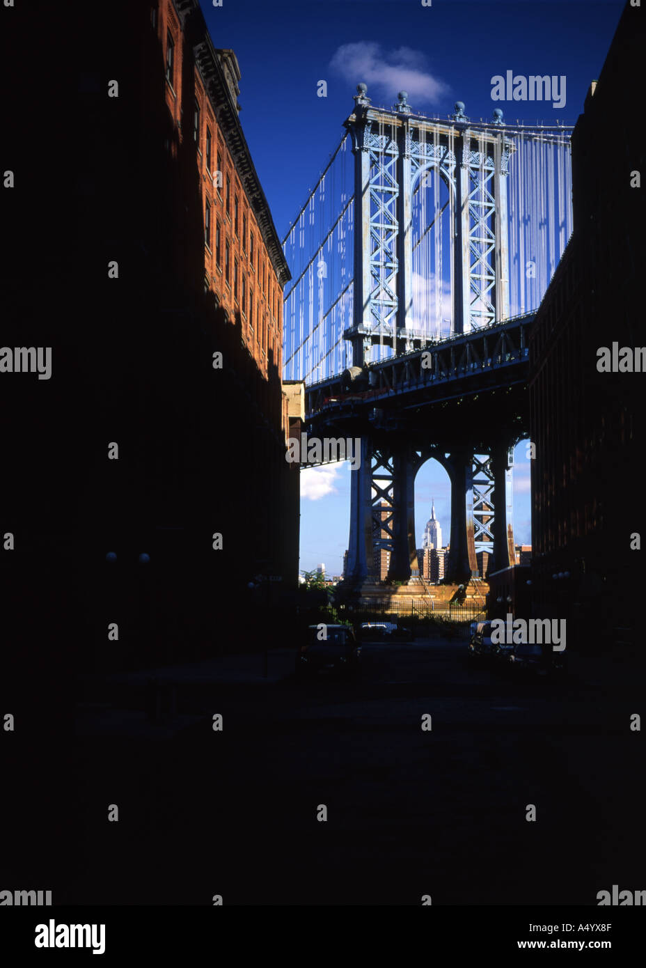 Blick auf die Manhattan Bridge und das Empire State Building aus Brooklyn, New York City, USA Stockfoto