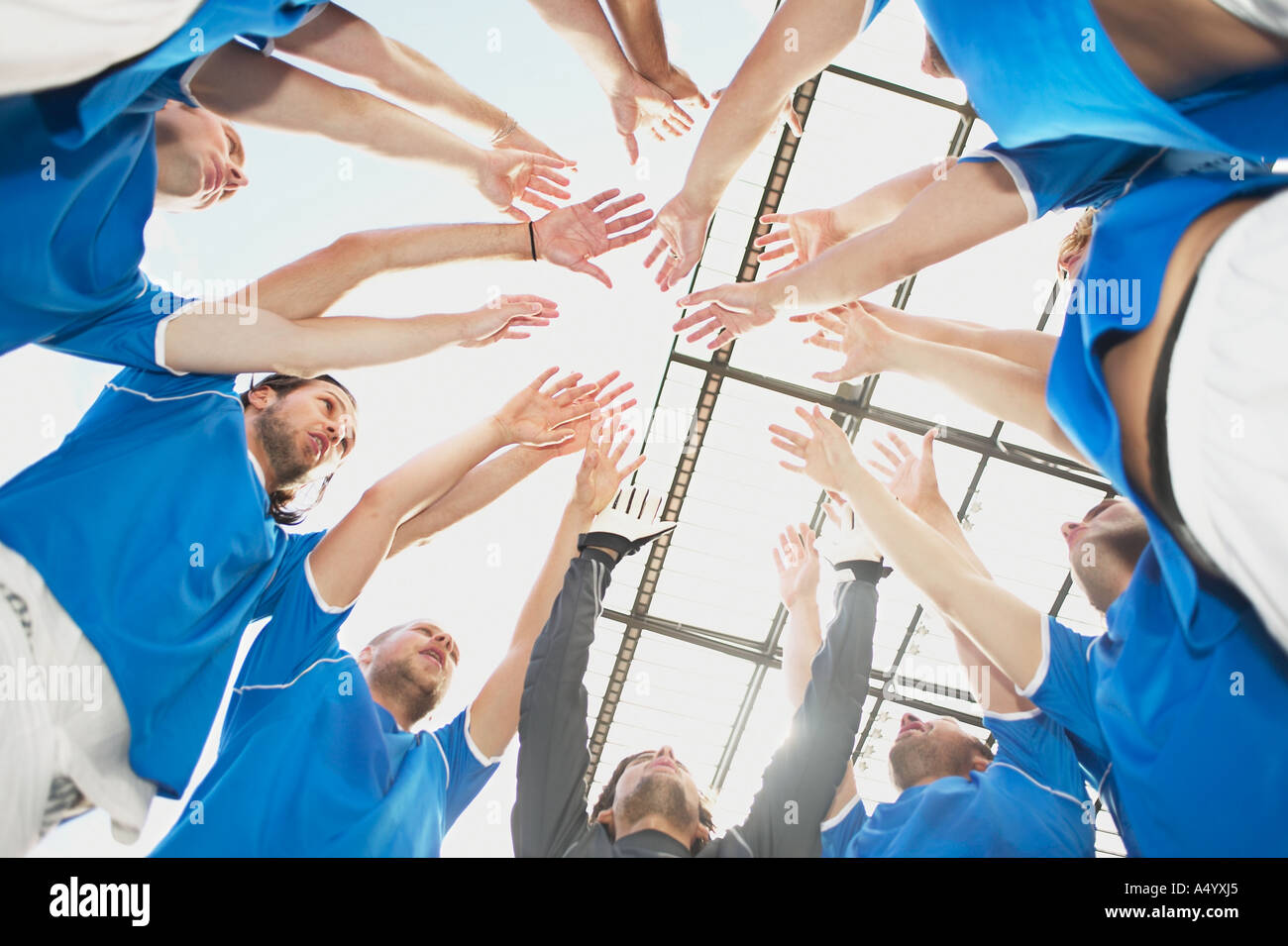 Fußball-Nationalmannschaft, die ihre Arme Stockfoto