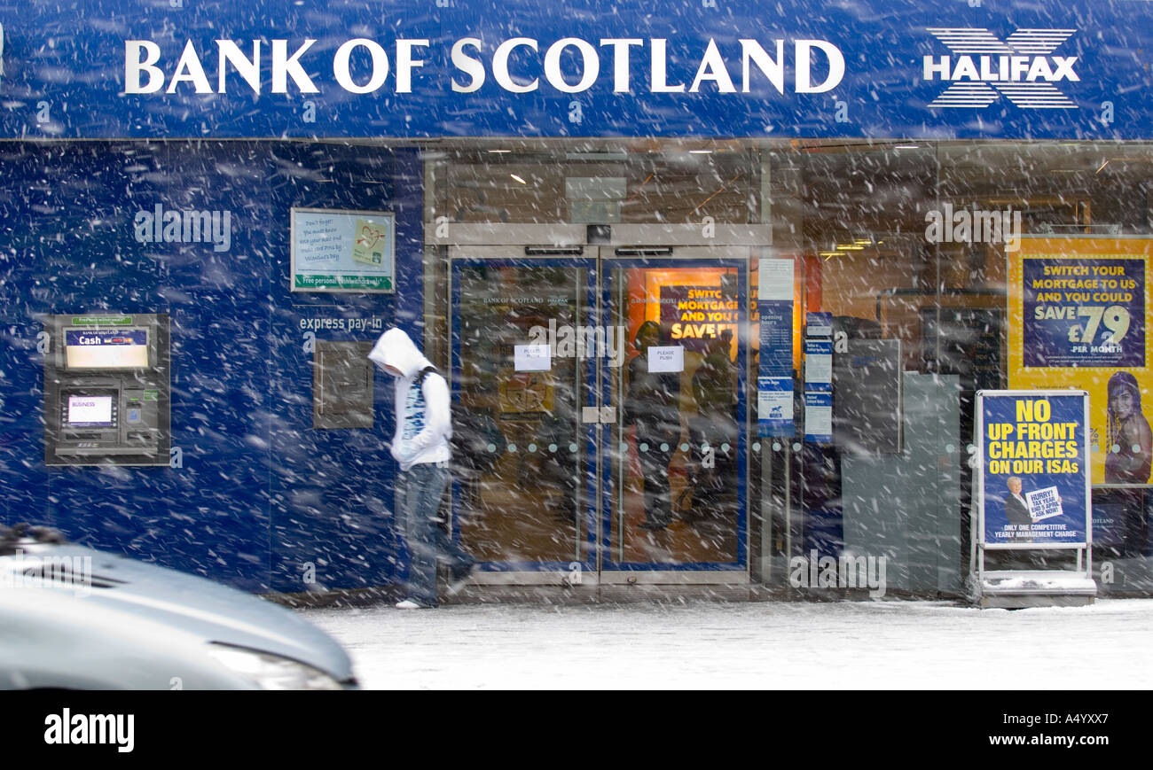 Bank von Schottland Halifax Zweig in einem Schneesturm Stockfoto