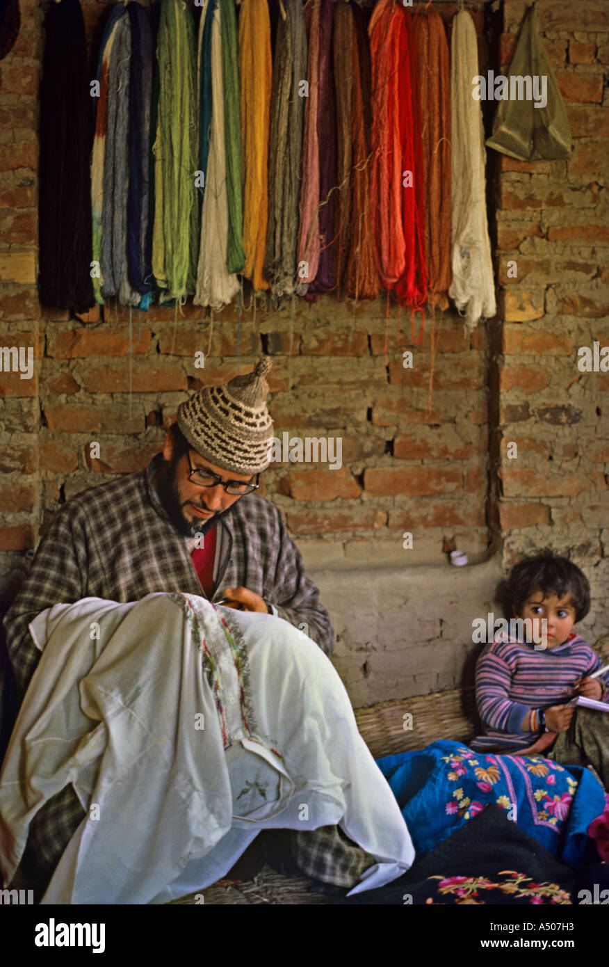 Sticken in Jammu Kaschmir Männer Stockfoto
