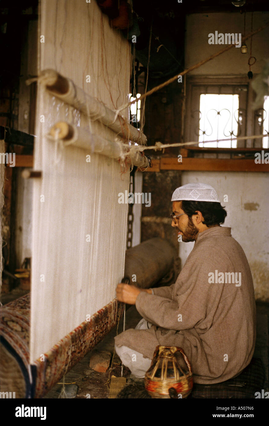 Kashmiri Mann weben Jammu Stockfoto