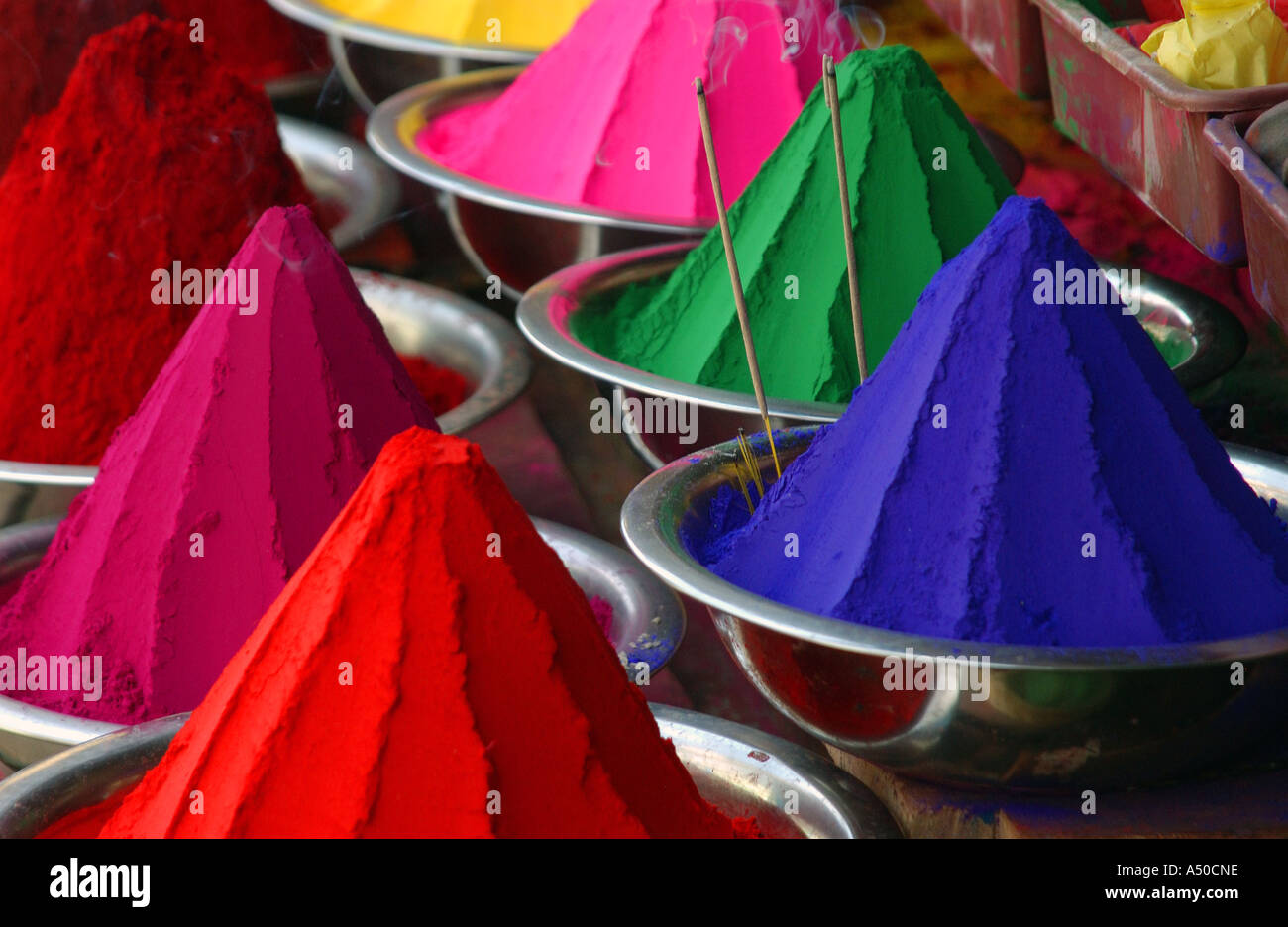 Platten aus brillanten Anilinfarben in Mysore Markt, Karnataka, Indien Stockfoto