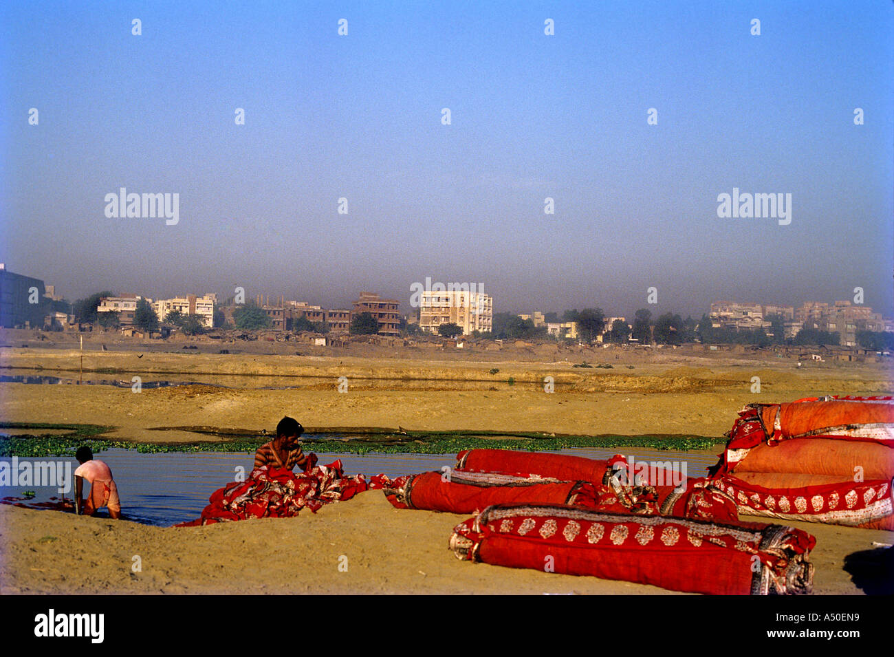 Männer waschen blockieren bedruckte Kleidung am Sabarmati Fluß in Ahmedabad in Gujarat Indien Stockfoto