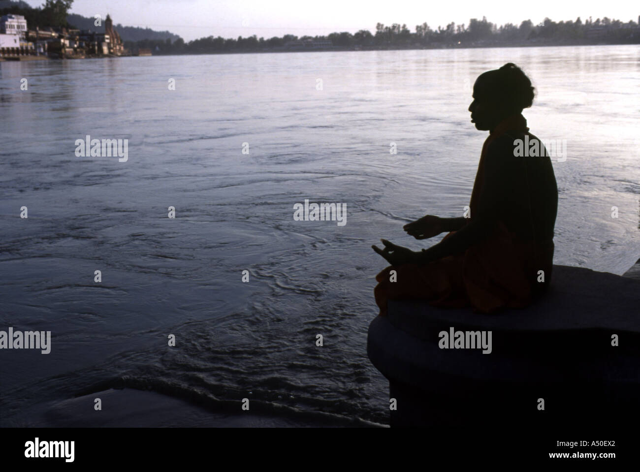 Sadhu Meditation am Ufer des Flusses Ganga Rishikesh Uttar P Stockfoto