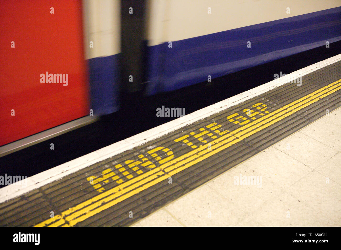 Beachten Sie die Lücke Warnhinweis und u-Bahn London England Stockfoto