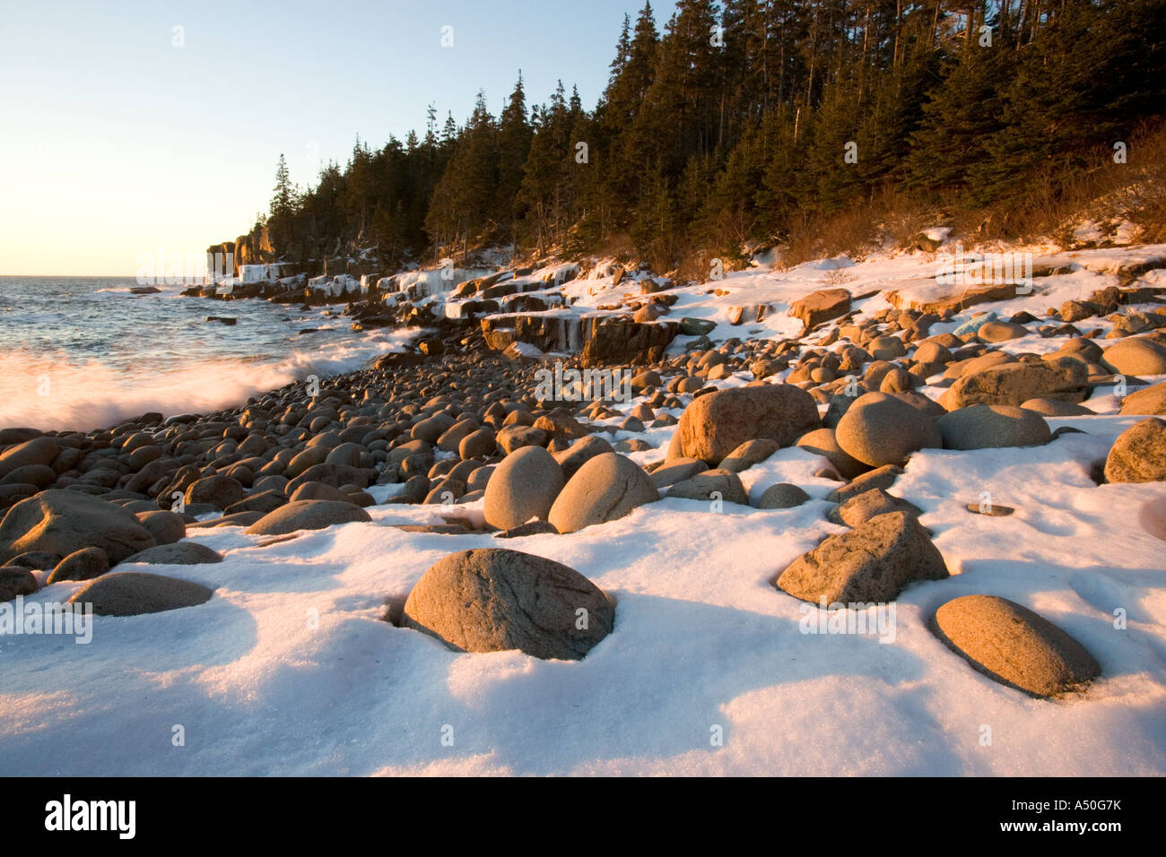 Ein Winter-Sonnenaufgang in Denkmal Cove in Maine s Acadia Nationalpark Stockfoto