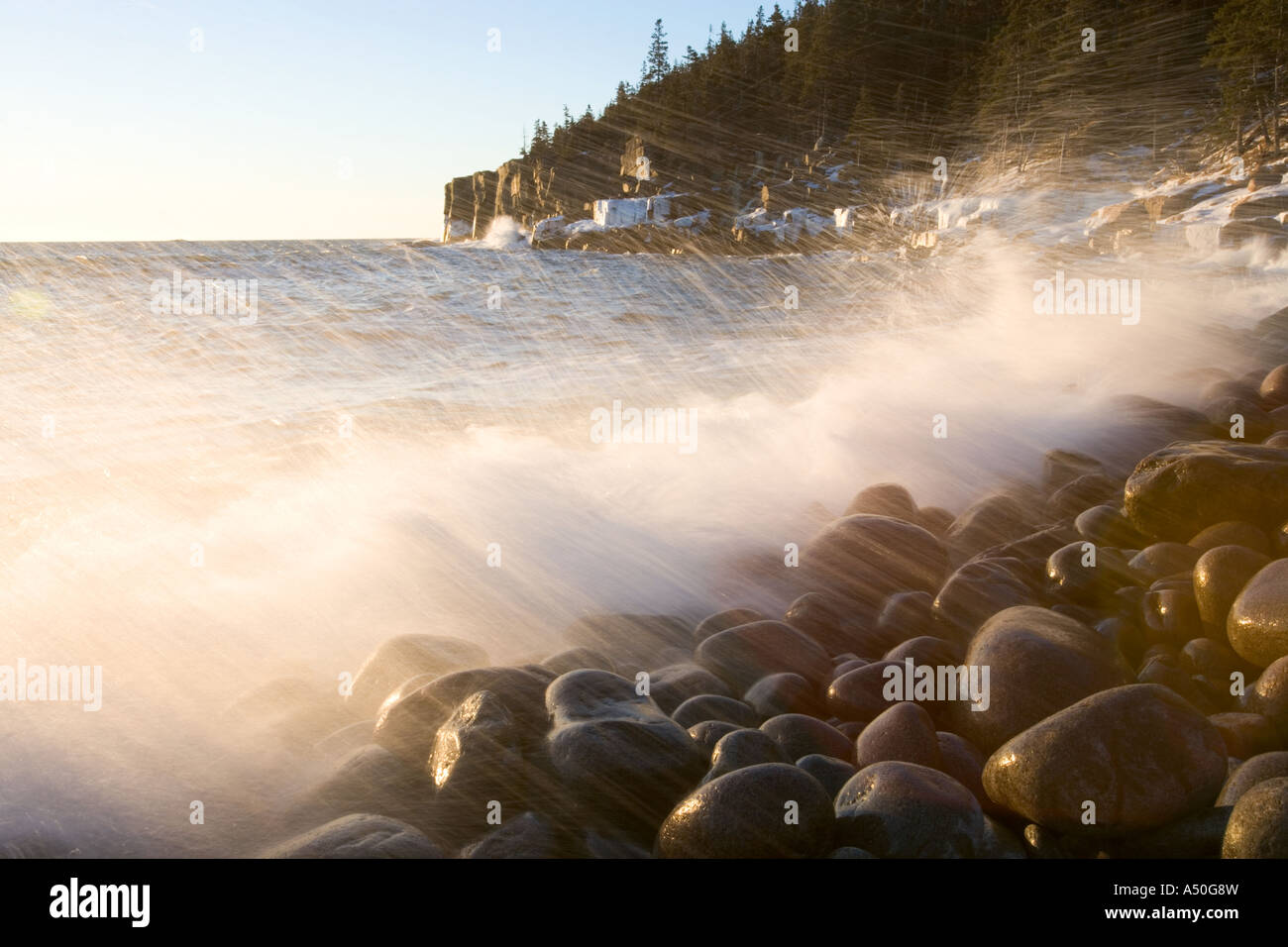 Surf wäscht über das Kopfsteinpflaster in Denkmal Cove in Maine s Acadia Nationalpark Stockfoto