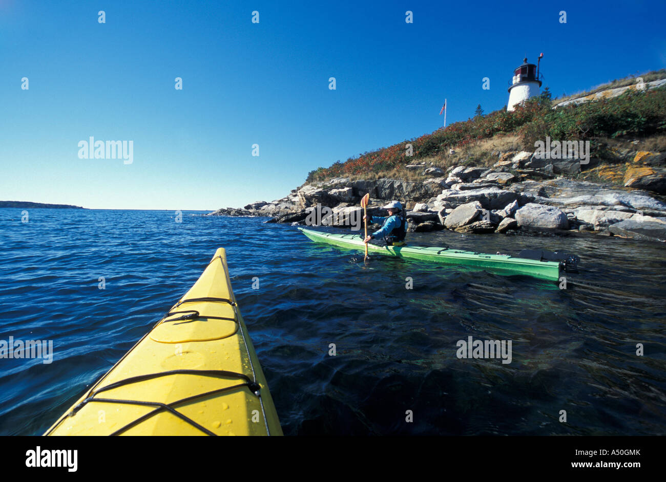 Southport Island Kajak mich neben Burnt Island in Midcoast Maine Boothbay Harbor Burnt Island Lighthouse Stockfoto