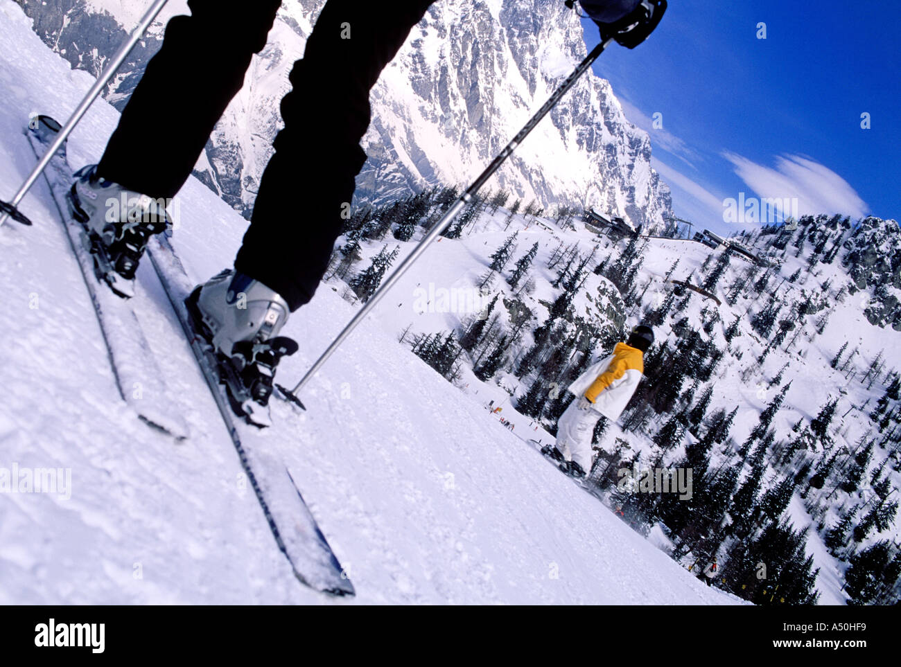 SKIFAHRER UND SNOWBOARDER IN ITALIENISCHEN ALPEN Stockfoto