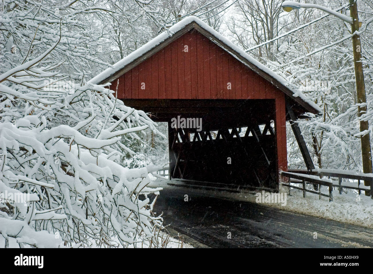 Ein Winter Schneesturm dumps mehrere Zoll/fast ein Fuß Schnee auf einem roten Covered Bridge in New Jersey Vereinigte Staaten von Amerika Stockfoto