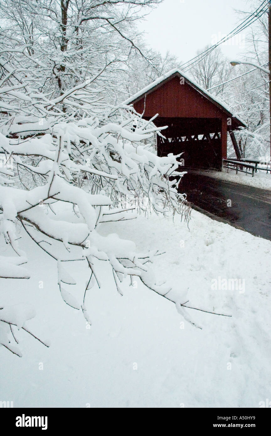 Ein Winter Schneesturm dumps mehrere Zoll/fast ein Fuß Schnee auf einem roten Covered Bridge in New Jersey Vereinigte Staaten von Amerika Stockfoto