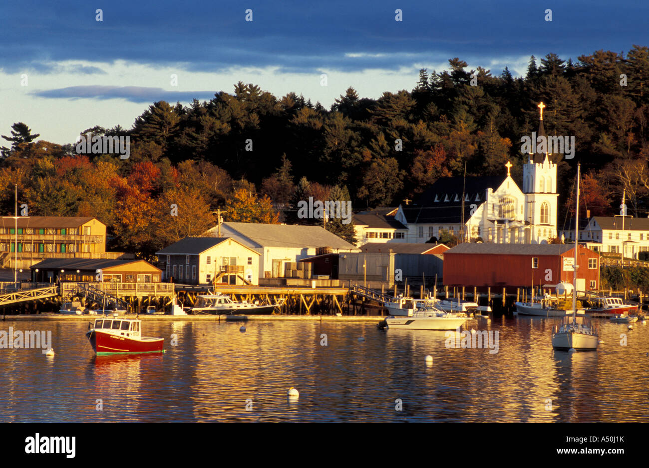 Boothbay Harbor mir Boothbay Harbor Maine im Herbst Maria Königin des Friedens katholische Kirche Stockfoto