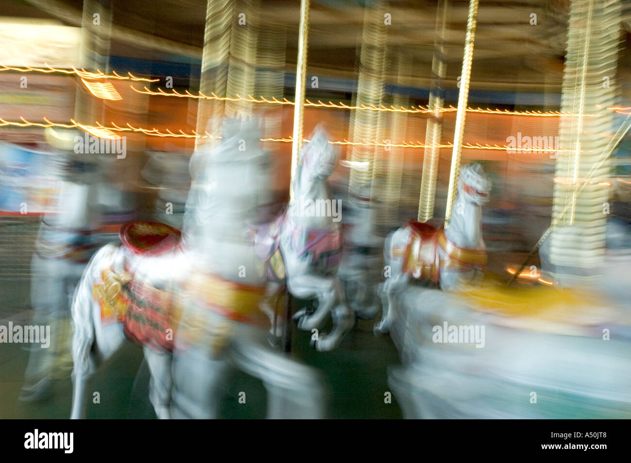 Ein sich bewegendes Frohe Runde/Karussell/Pferd alleine gehen mit Motion Blur in einem Vergnügungspark oder State Fair Stockfoto