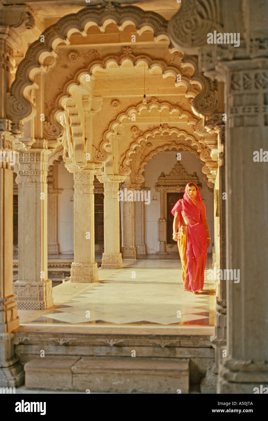 Frau in einem Tempel in Kutch in Gujarat Indien Stockfoto
