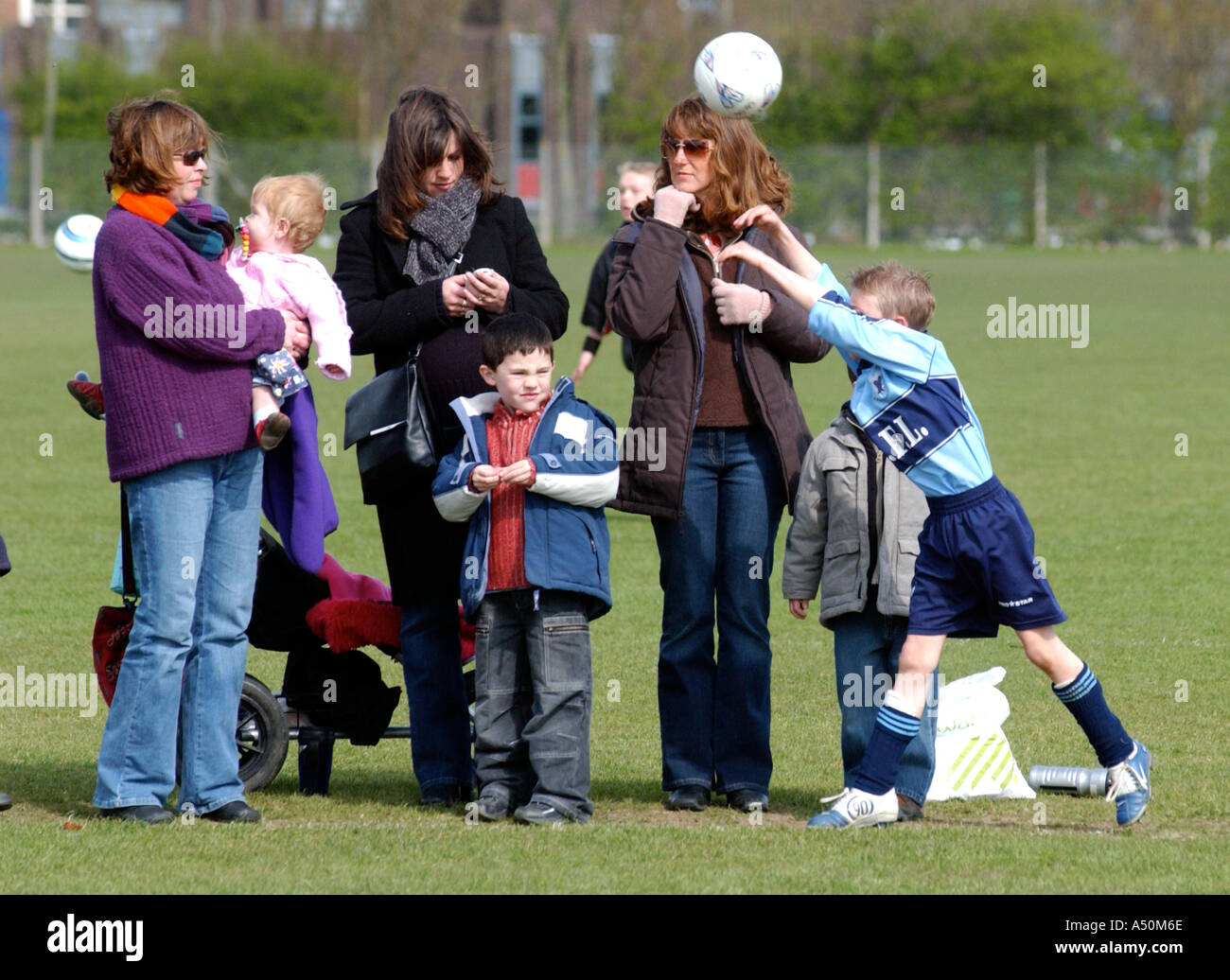 Aktion von einem jungen Fußballspiel in England UK Stockfoto