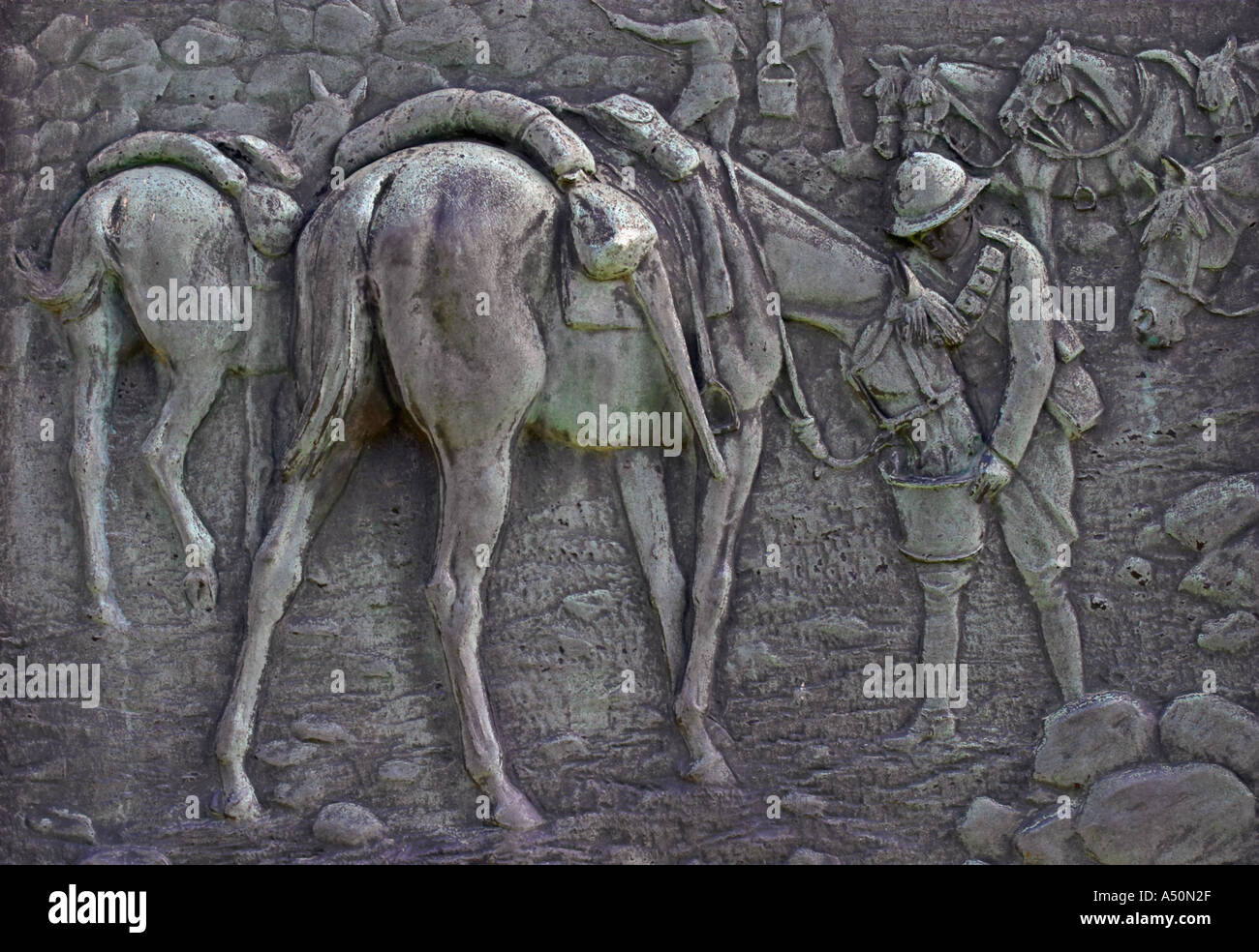 Relief Darstellung 1915 WW1 Soldaten in Syrien auf einem Kriegerdenkmal in Gloucester, Gloucestershire, England Stockfoto