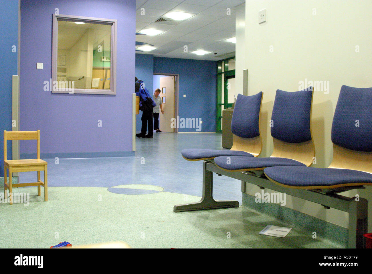 Notaufnahme Wartezimmer leere Sitze in NHS-Krankenhaus Stockfoto