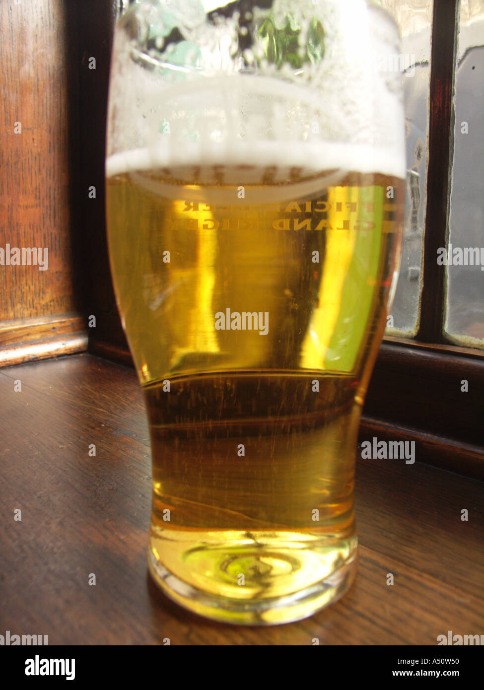 Pint Lager hautnah mit mehrere Schlucke genommen Stockfoto