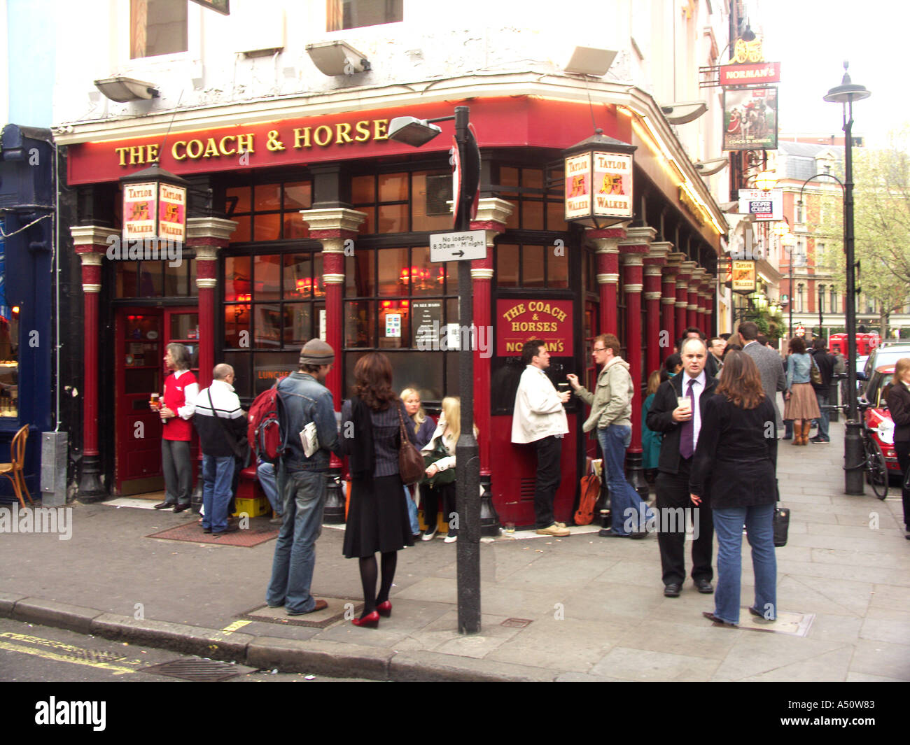 Nach der Arbeit sammeln Trinker am Freitagabend vor Trainer und Pferde, Soho, zentrale Pub in London England Stockfoto