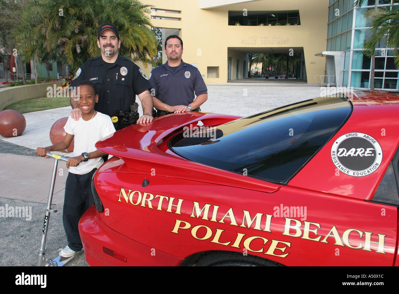 North Miami Beach Florida, Polizeibehörde, Strafverfolgungsbehörden, Kriminalprävention, Kriminologie, DARE Anti-Drogen-Förderung rote Sportwagen, Besucher reisen Stockfoto