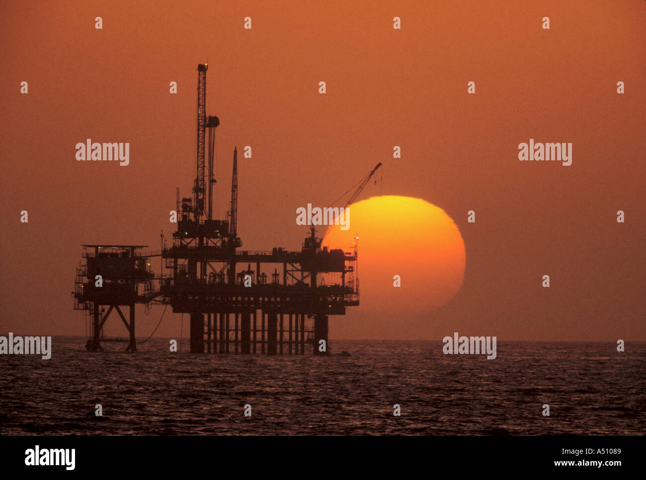 Offshore-Erdöl-Ölbohrplattform mit Sonnenuntergang im Hintergrund Kalifornien USA Stockfoto