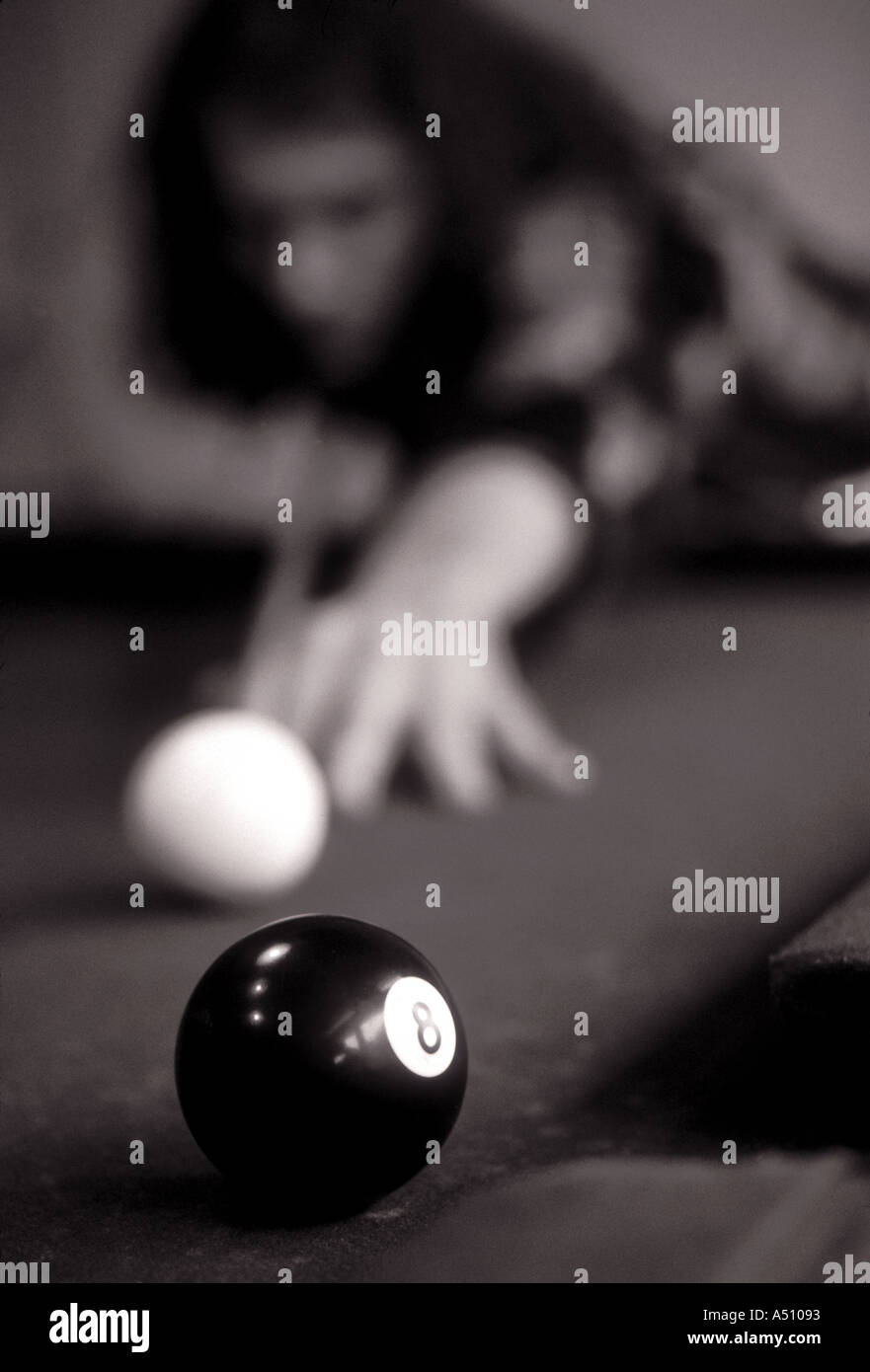 Man spielt Pool Billard Halle schwarz / weiß Bild Stockfoto