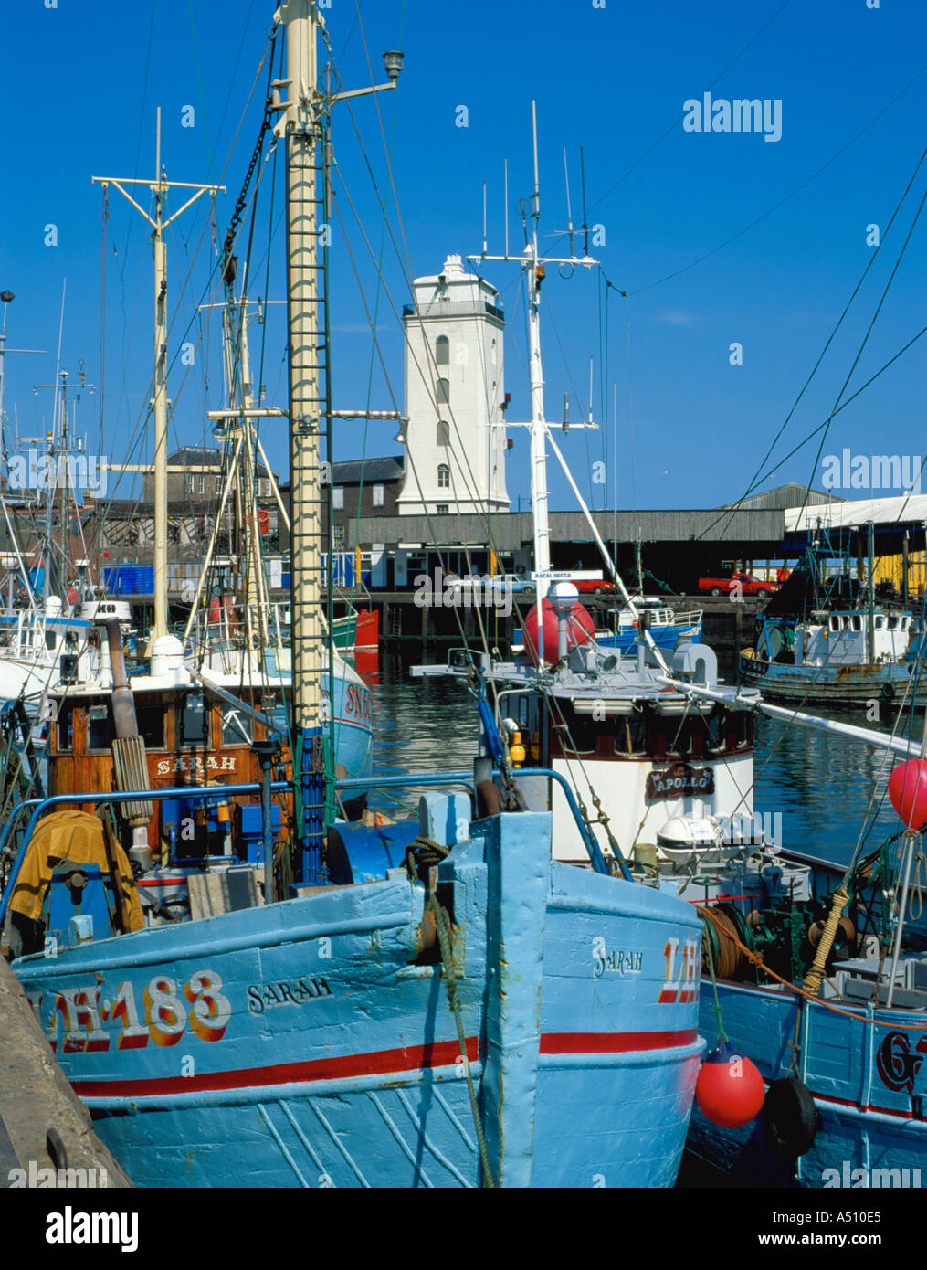 Bunt bemalte Fischerboote am Fischkai, North Shields, Tyneside, Tyne and Wear, England, Großbritannien. In den 1990er Jahren Stockfoto