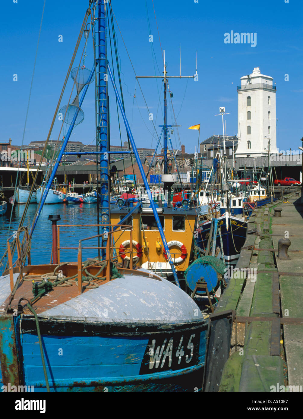 Malerische Szene der bunten Fischerboote am Fischkai, North Shields, Tyneside, Tyne and Wear, England, Großbritannien. In den 1990er Jahren Stockfoto