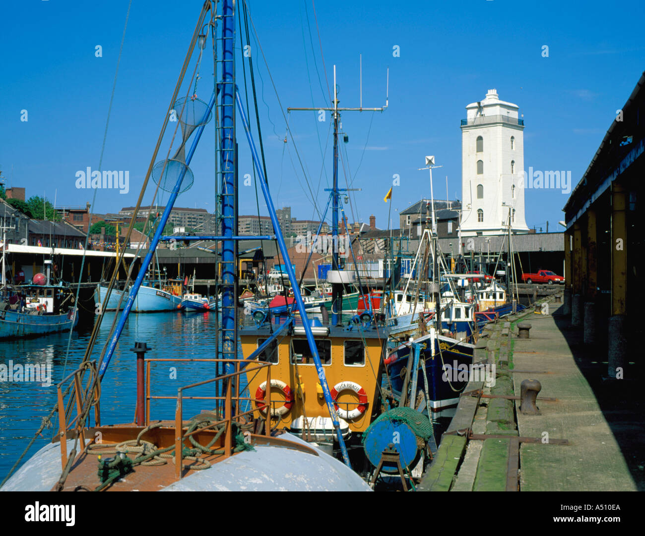 Bunt bemalte Fischerboote am Fischkai, North Shields, Tyne and Wear, England, Großbritannien. In den 1990er Jahren Stockfoto