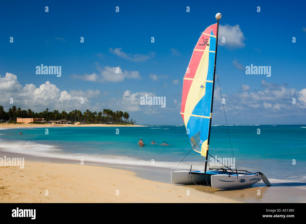 Farbenfrohe Katamaran am Strand von Uvero Alto in der Nähe von Playa Del Macao und Punta Cana in der Dominikanischen Republik. Stockfoto