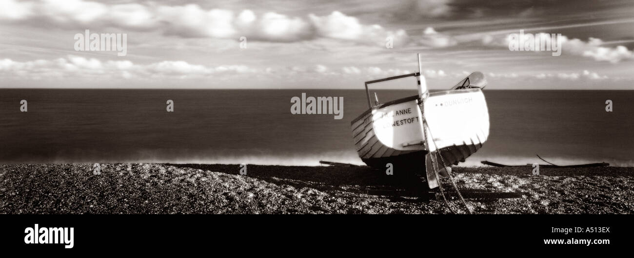 Alte hölzerne Fischerboot am Kiesstrand am Dunwich in Suffolk England UK Stockfoto