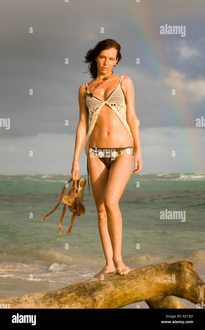 Bild der jungen Frau trägt Bikini und stehend auf Treibholz in der Dominikanischen Republik in der Karibik Stockfoto