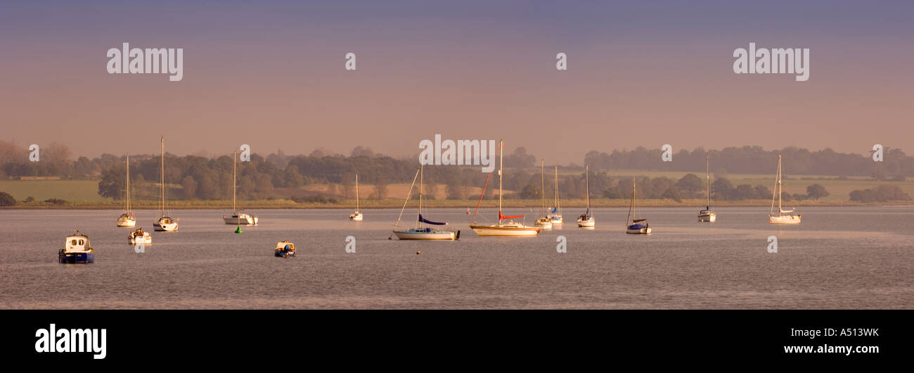 Panoramablick über Boote bei Flut am Fluss Stour an Manningtree an Essex und Suffolk Grenze England UK Stockfoto