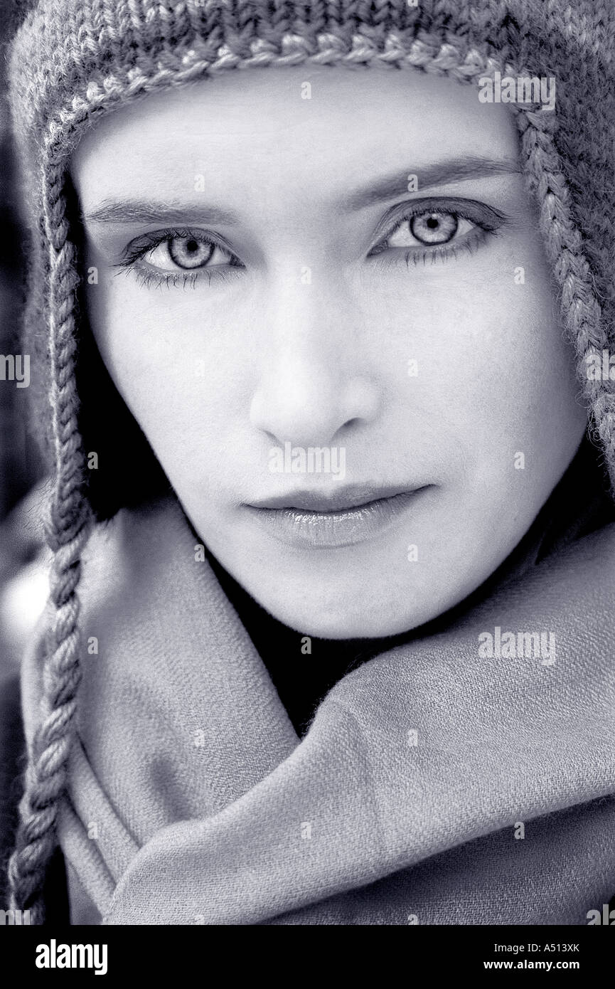 Porträt einer schönen jungen Frau trägt eine Wollmütze und Blick in die Kamera Stockfoto