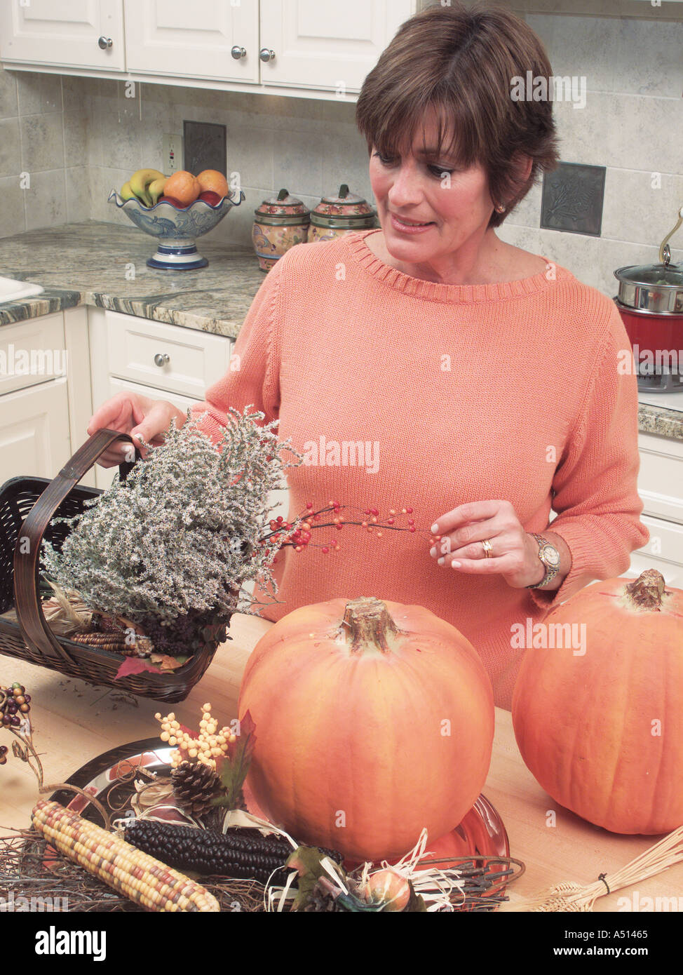 Frau Herbst Dekorationen vorbereiten Stockfoto
