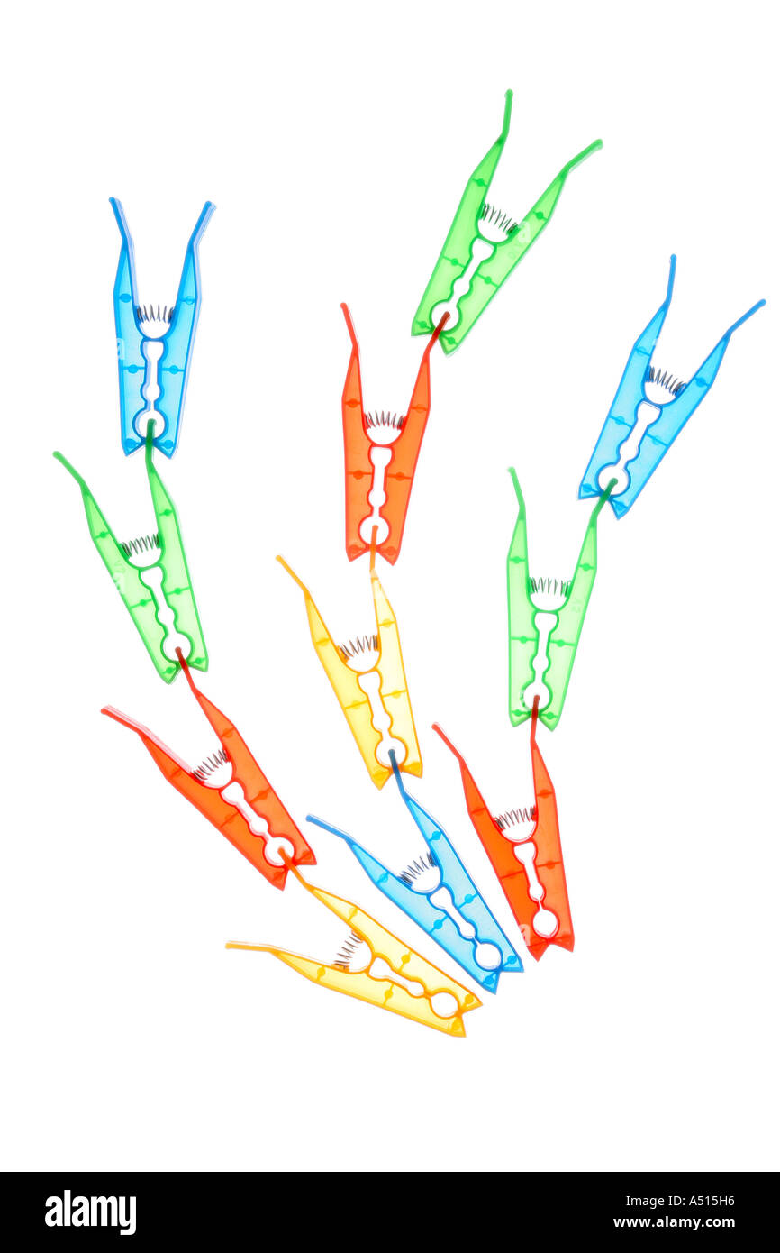 Wäscheklammern hinterleuchtete auf einem durchscheinenden Hintergrund. Stockfoto