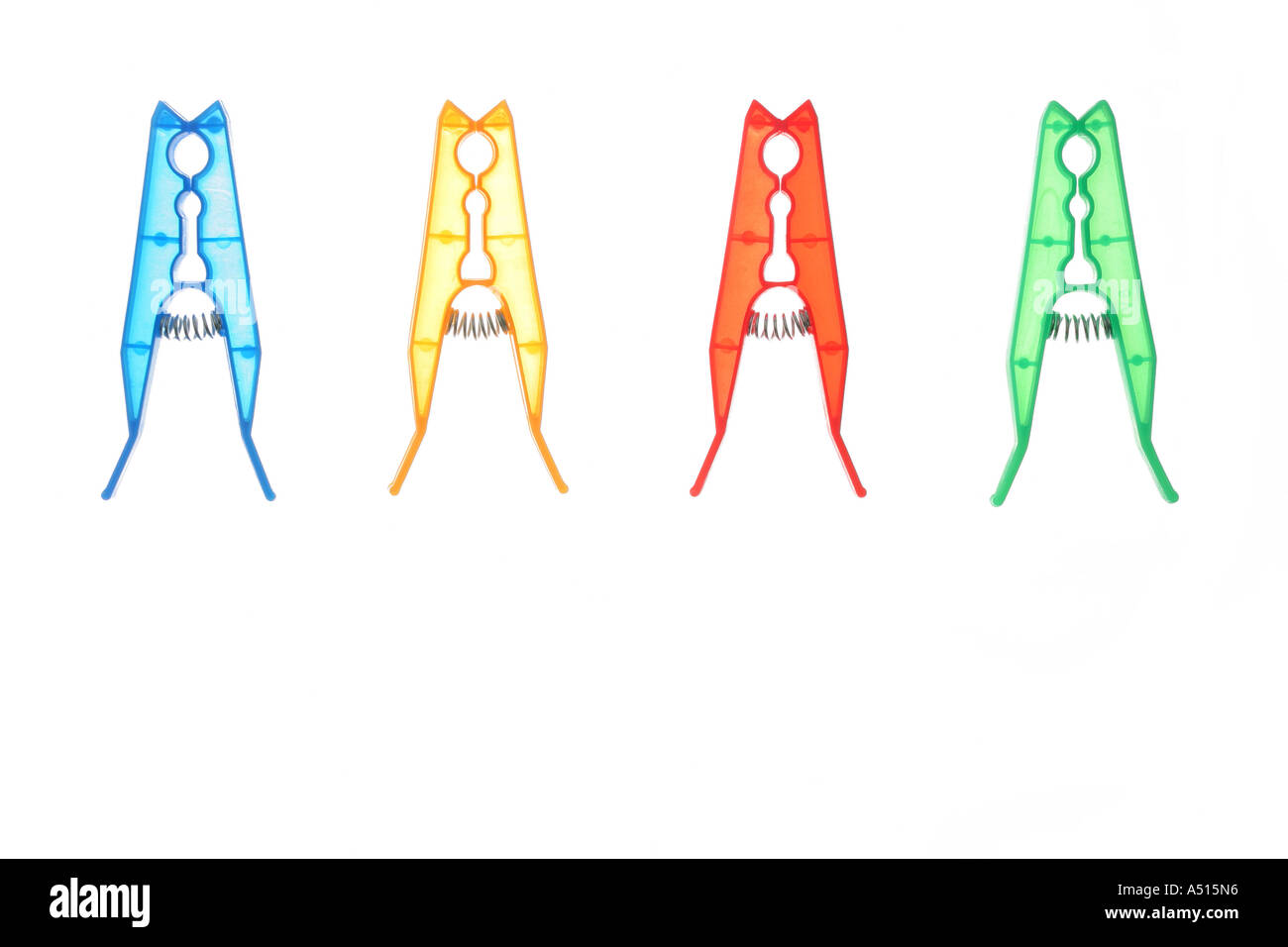 Eine Reihe von hinten beleuchtete Heringe mit einem weißen Hintergrund. Stockfoto