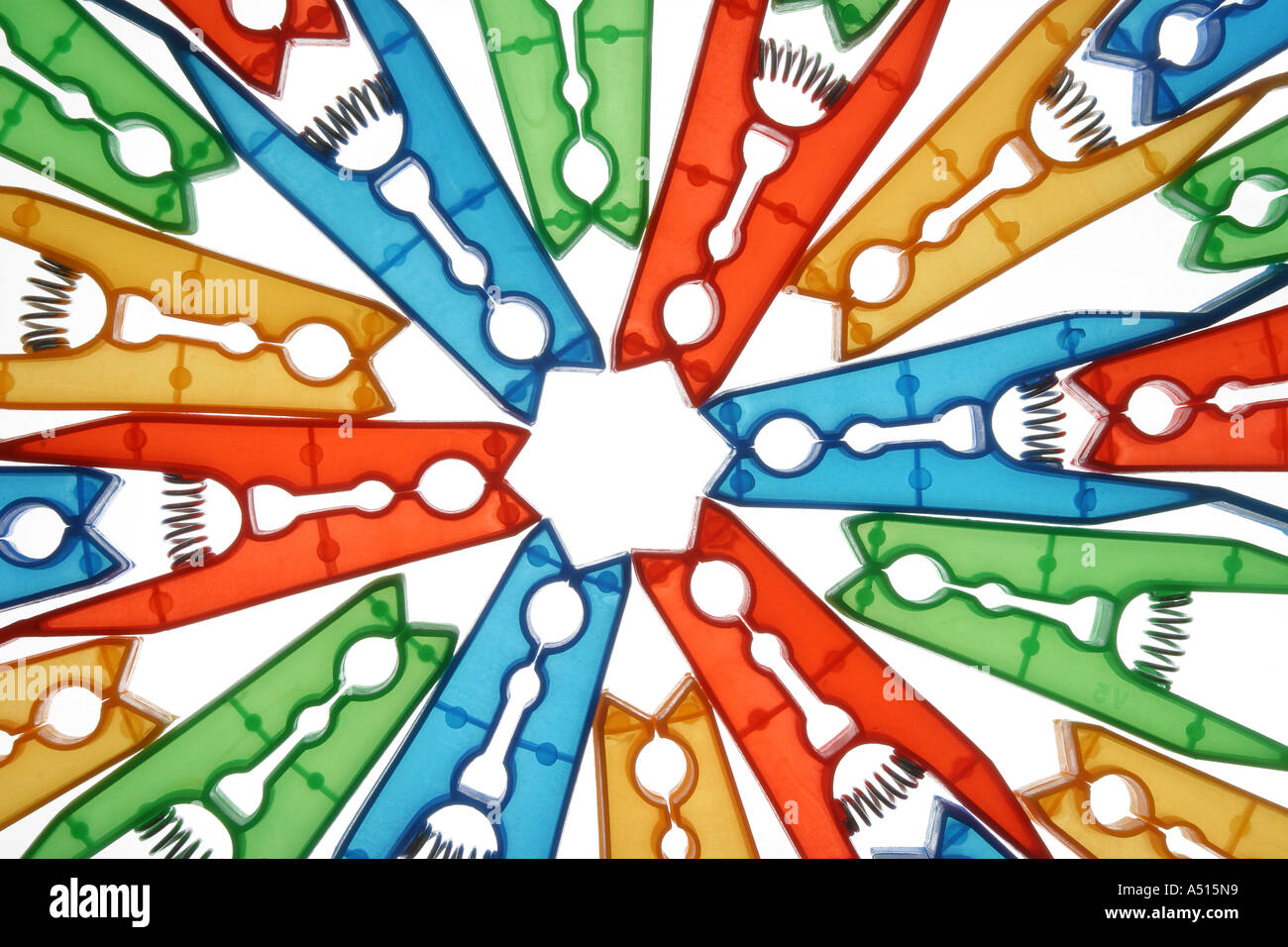 Wäscheklammern hinterleuchtete auf einem durchscheinenden Hintergrund. Stockfoto