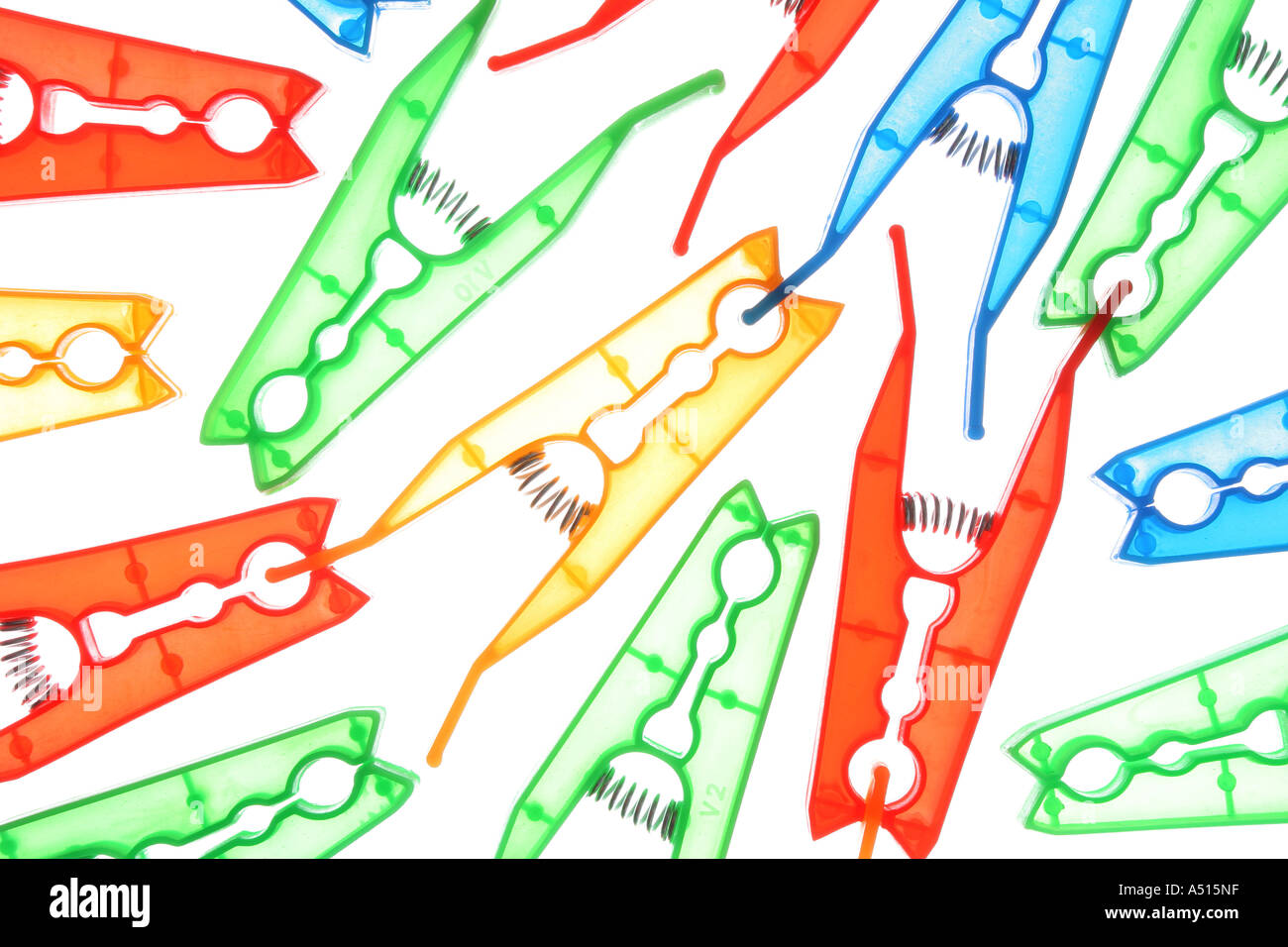 Wäscheklammern hinterleuchtete auf einem durchscheinenden Hintergrund. Stockfoto