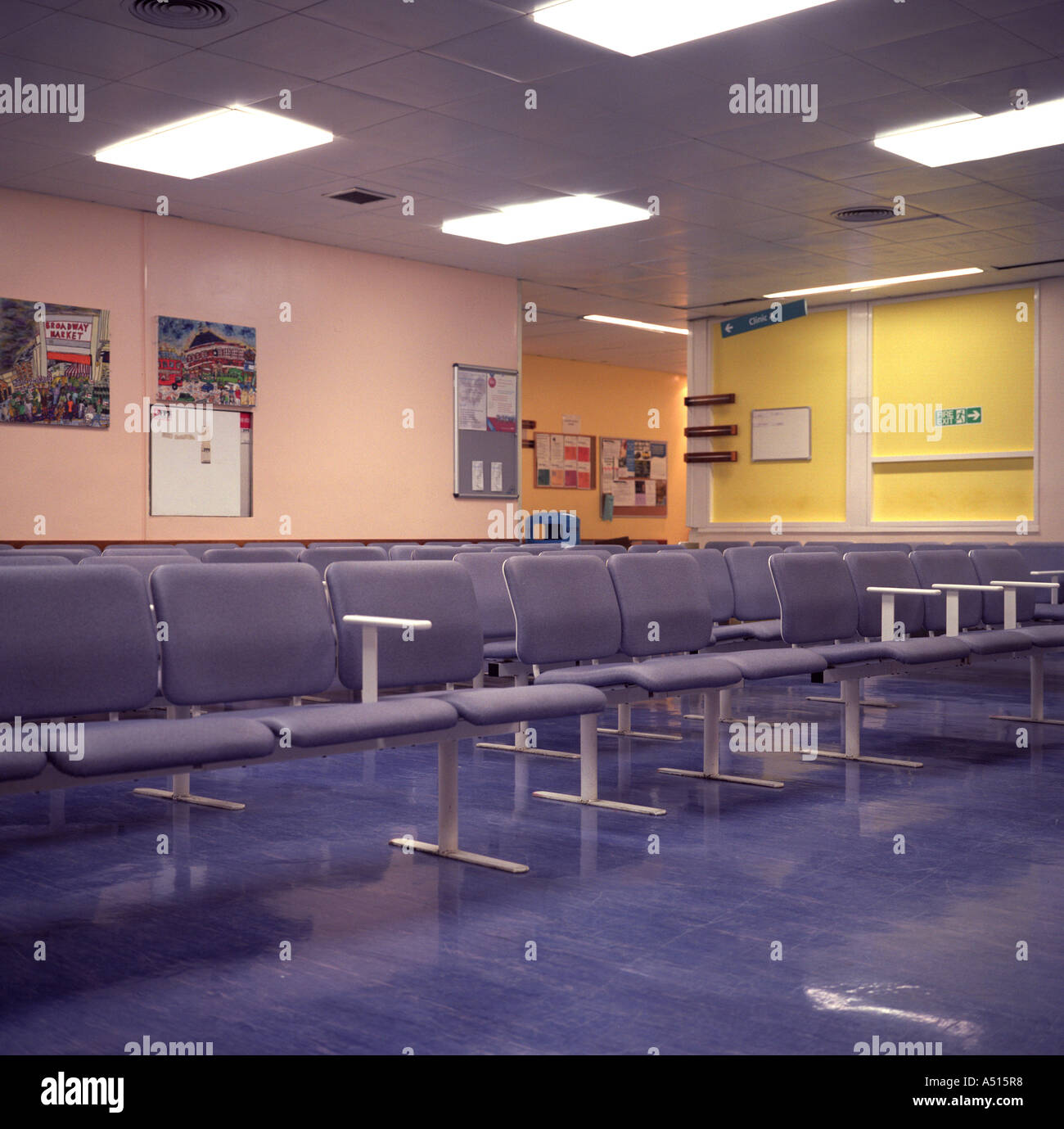 Ein leeres Wartezimmer im St. Georges Hospital, Tooting, Süd-London, UK. Stockfoto