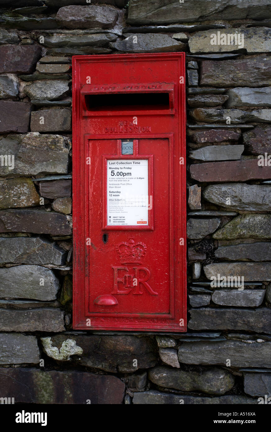Rot Royal Mail Briefkasten in Schiefer Wand Grasmere Seenplatte Cumbria  Stockfotografie - Alamy