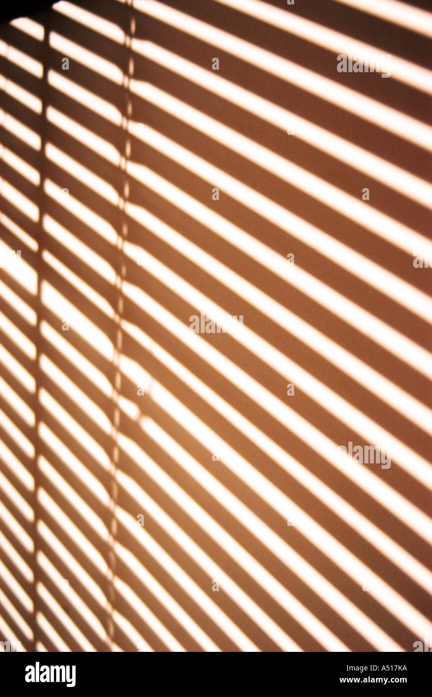 Schatten der Vorhänge auf Cast an Wand Stockfoto