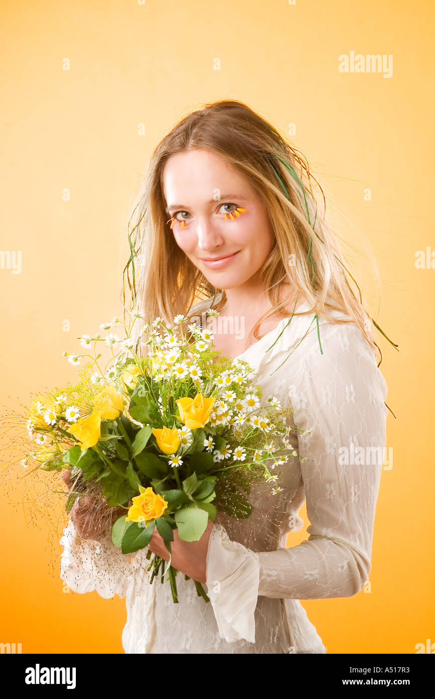 Frau mit Blumenstrauß im studio Stockfoto