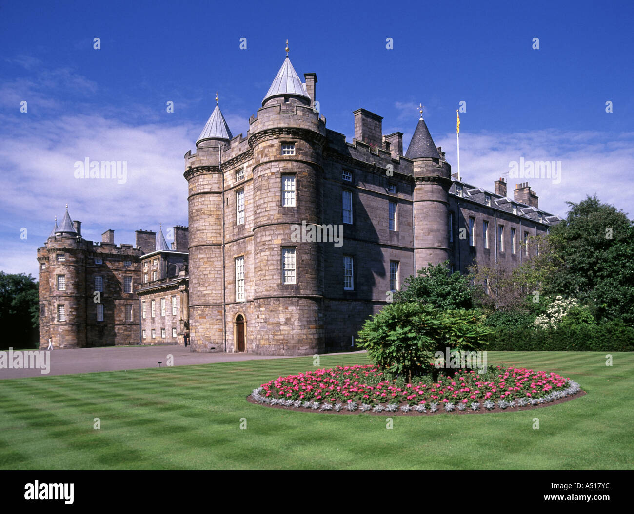 Blumen und Rasen Streifen an der Vorderseite des schottischen Holyrood Palace in Edinburgh UK offizielle Residenz des britischen Monarchen in Schottland Stockfoto