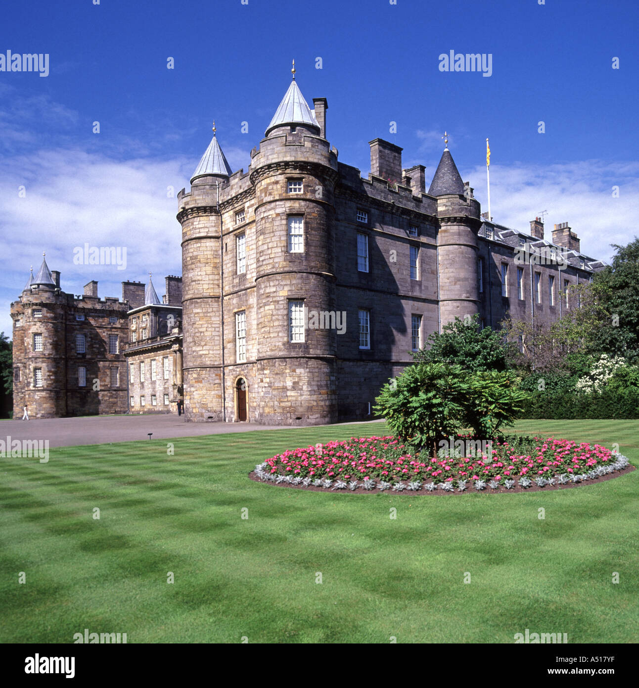 Blumen und Rasen Streifen an der Vorderseite des schottischen Holyrood Palace in Edinburgh UK offizielle Residenz des britischen Monarchen in Schottland Stockfoto